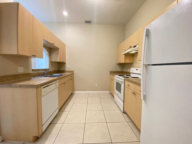 Building Photo - 2 Bedroom, 2 Bath Duplex with 1 Car Garage...