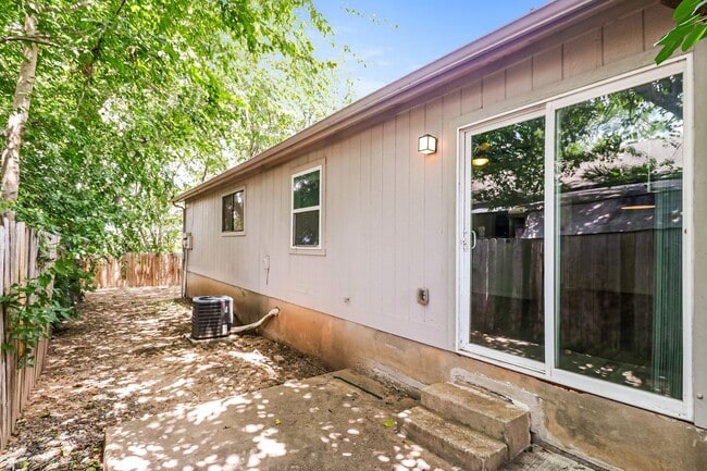 Building Photo - 6710 Wentworth Dr