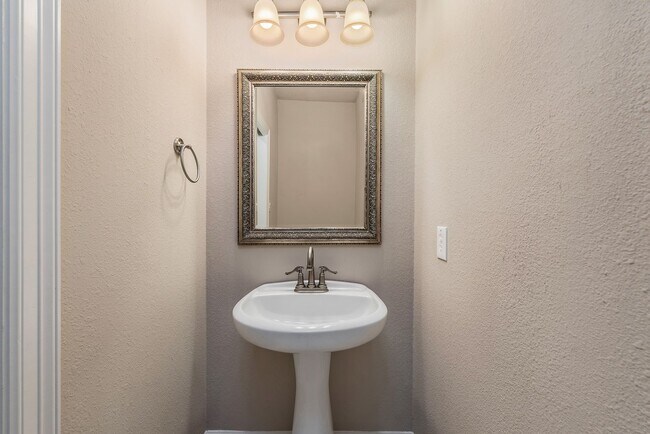 Building Photo - Available for September Move In! Spacious ...