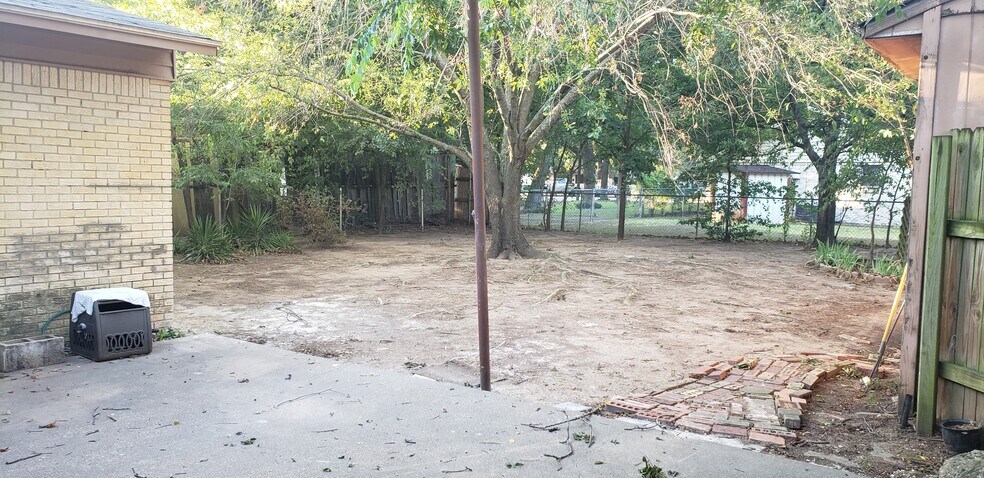 Building Photo - 210 W 14th St