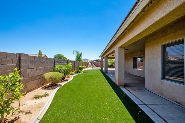 Building Photo - Spectacular open floor plan home!