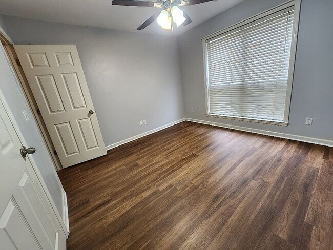 Building Photo - 214 Lees Cove