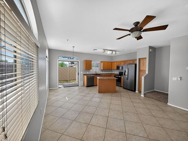 Building Photo - 4Bedroom/2.5Bath Townhome Ready for You!!