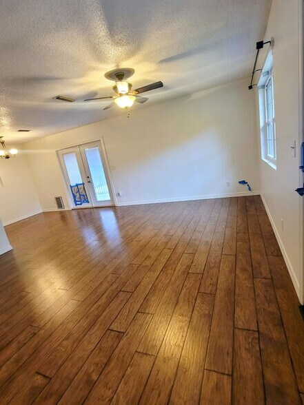 Building Photo - 3088 Log Cabin Ln