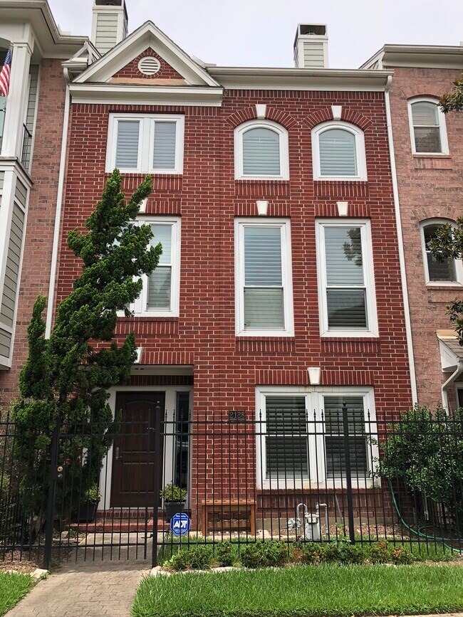 Building Photo - 2128 Gillette St