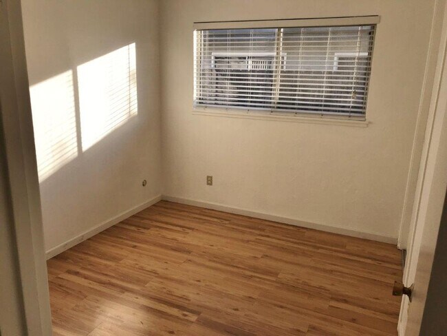 Building Photo - 3 Bedroom 1 Bath w/ 1 Car Garage and Yard - North Vacaville *STAR RENTALS