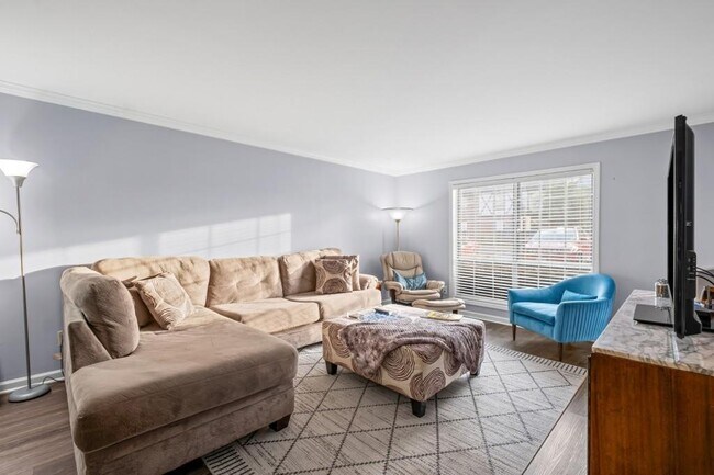 Building Photo - 6851 Roswell Rd