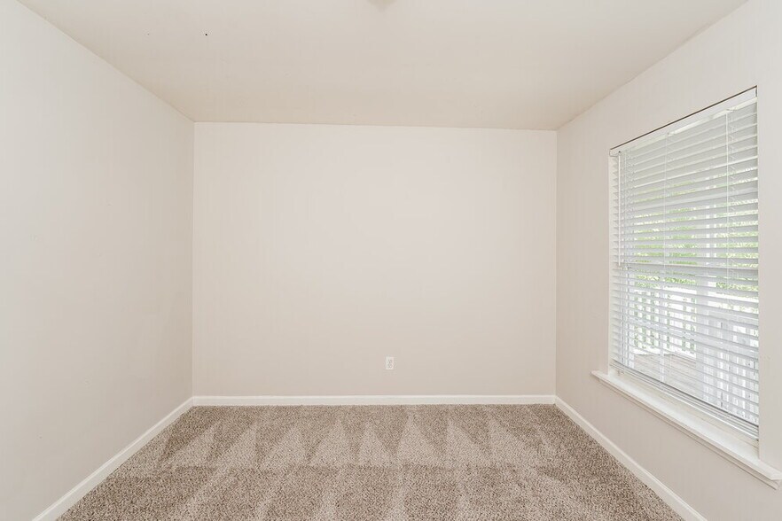 Building Photo - 705 13th Ct NW