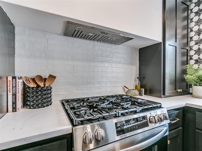 Building Photo - 700 Greenwood Dr