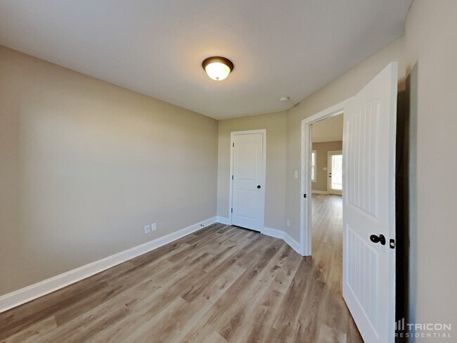Building Photo - 634 Hollow Crst