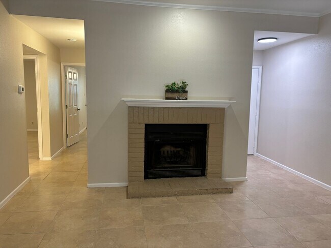 Building Photo - 10955 Wurzbach Rd