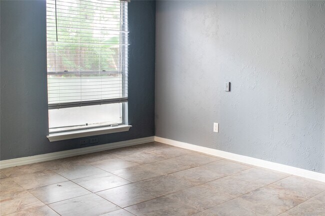 Building Photo - 13106 Hollowcreek Park Dr