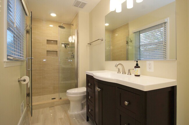 Building Photo - Large 4BR/3B Brick Home