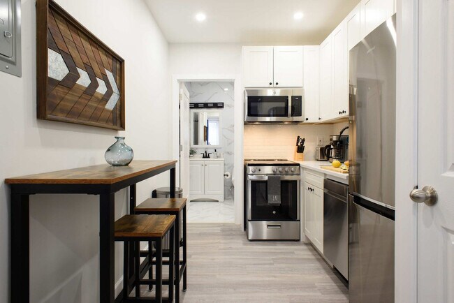 Building Photo - 240e E 75th St