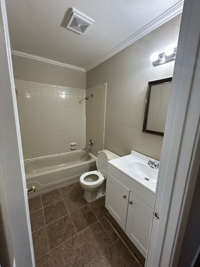 Building Photo - 303 Lake Dr