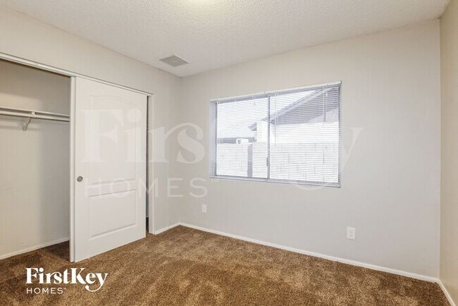 Building Photo - 2733 E Larkspur Dr