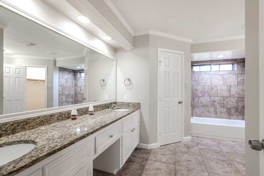 Building Photo - 11715 Gardenglen Dr