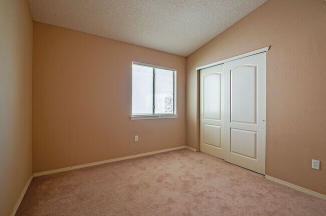 Building Photo - Amazing and Spacious Single Story 3 BR 2 BA!