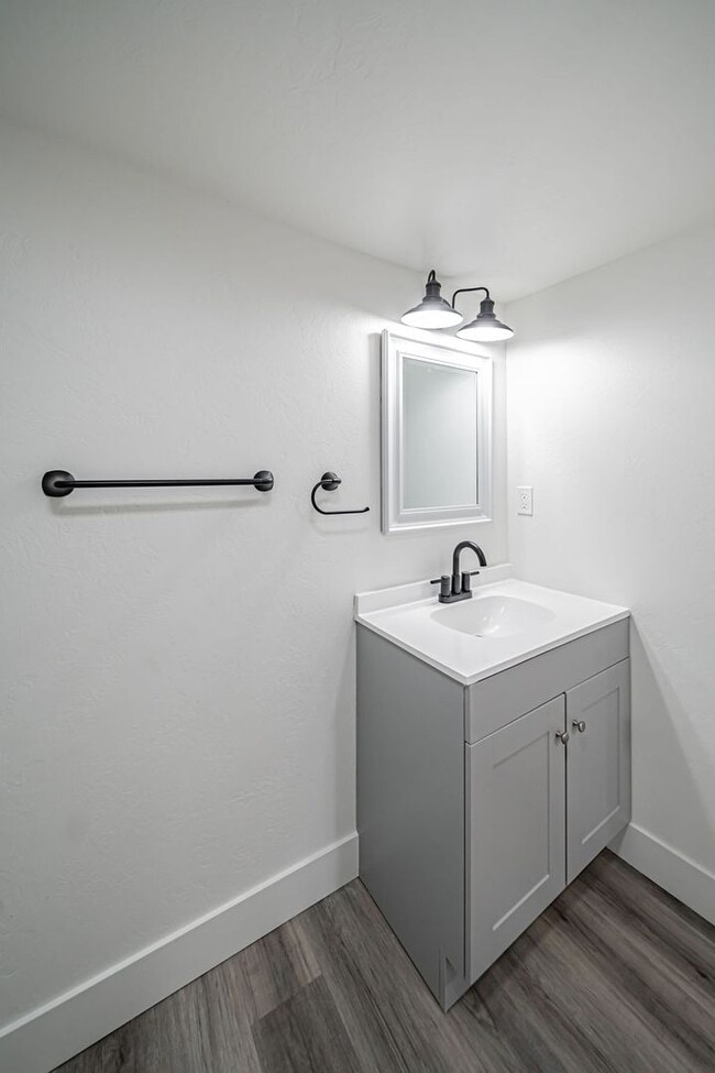 Building Photo - Lower unit renovated property near ISU.