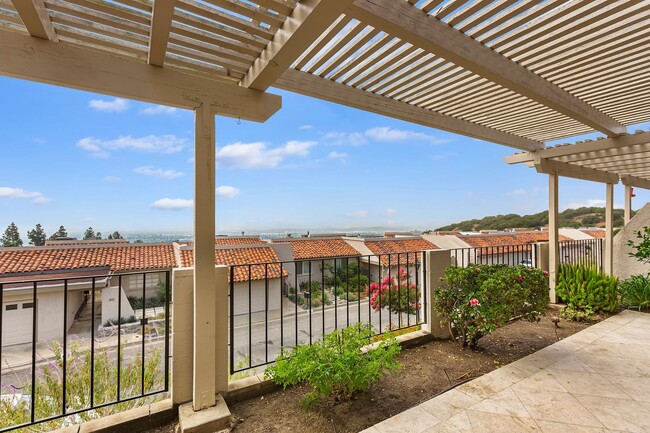 Building Photo - Gorgeous 2 bedroom, 2 bath in the hills ab...