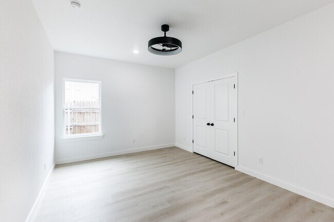 Building Photo - 1704 Elkhart Ave