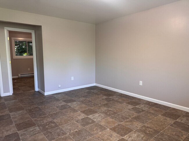 Building Photo - 2 bedroom, 1 bathroom in West Lebanon