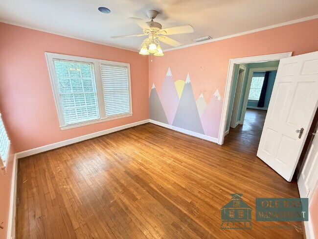 Building Photo - Charming Midtown Cottage  All approved applications are subject to an 18-month lease term. $75 pe...