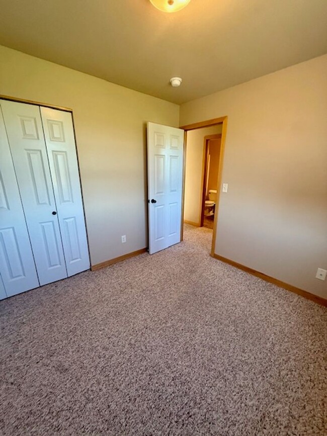 Building Photo - 3 Bedrooms 2 1/2 Bathroom Townhouse
