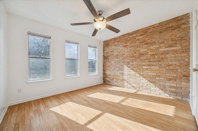 Building Photo - 2223 Par Ln