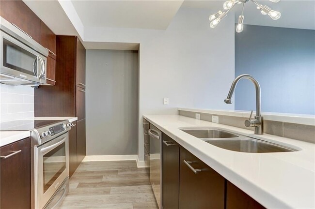 Building Photo - 603 Davis St