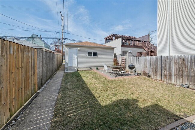 Building Photo - 3024 N Sawyer Ave