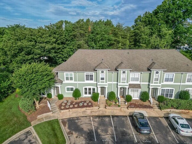 Building Photo - 3BR Townhome - Lake Living in Vineyard Point with Boat Slip Access Near Lake Norman
