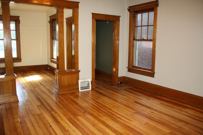 Building Photo - 646 Lincoln Way E