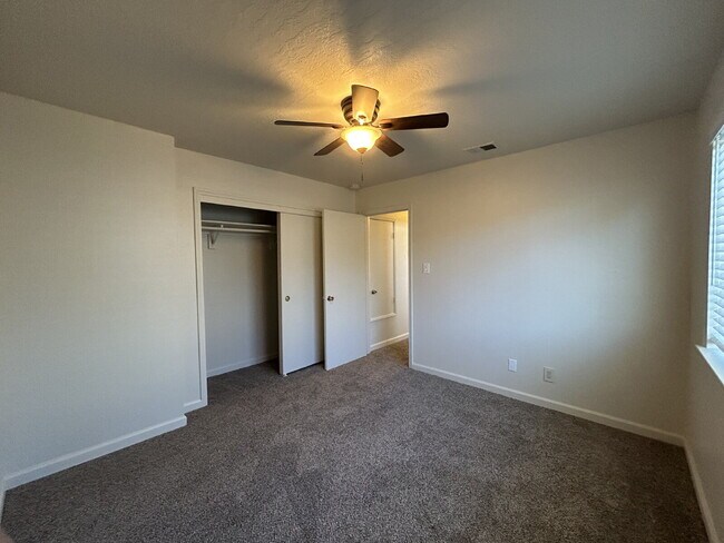 Building Photo - Refreshed 4bed 2bath in Roseville