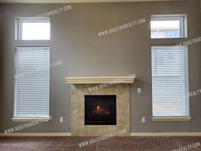 Building Photo - Beautiful and Spacious Olathe Townhome-Available in APRIL!!!