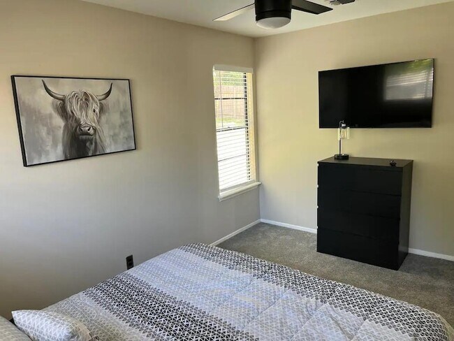 Building Photo - 7009 Whispering Oaks Dr