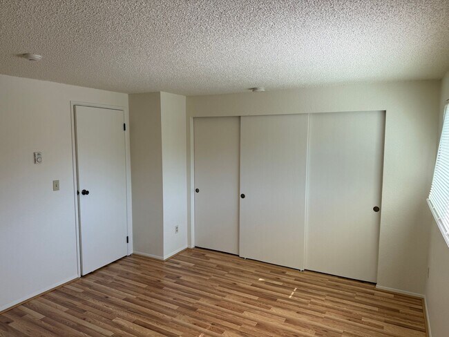 Building Photo - 1 Bedroom 1 Bath Upper Unit Small Pet OK/W...