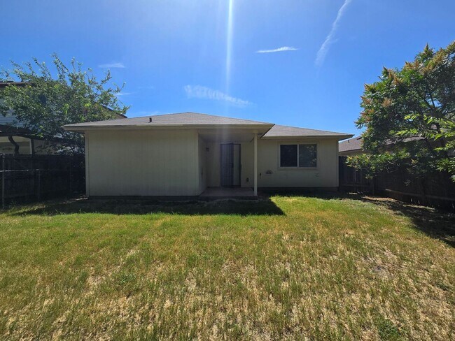 Building Photo - AVAILABLE NOW!