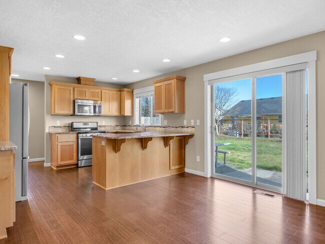 Building Photo - 330 SW Kalmia Ave