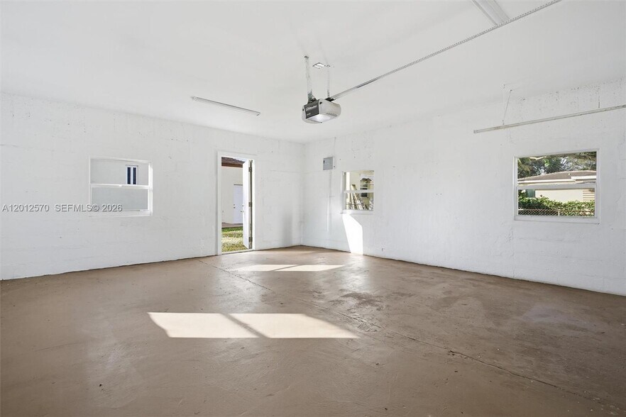 Building Photo - 461 Plover Ave