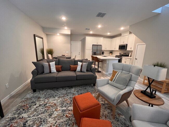 Primary Photo - 735 E Doral Ave