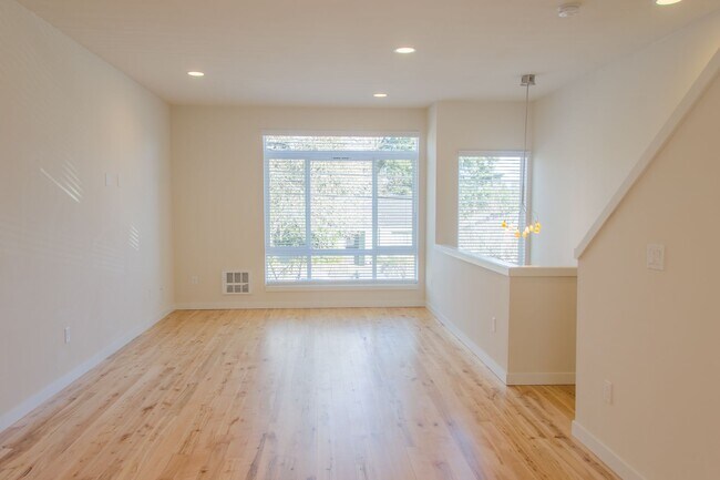 Building Photo - 3Bd/2.5Ba Seattle Townhouse