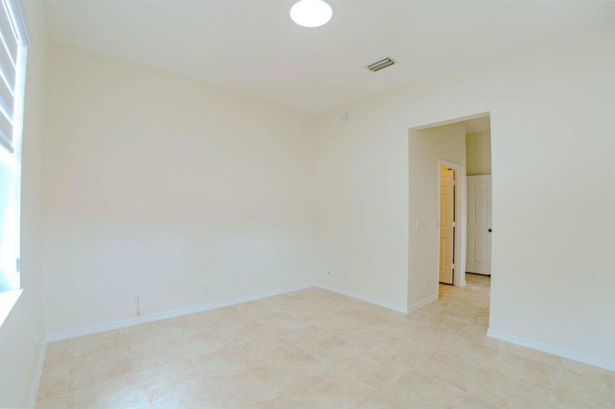 Building Photo - 5733 NW 119th Dr