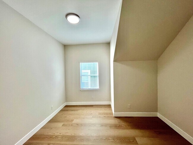Building Photo - SPECTACULAR, COMPLETELY RENOVATED 2 BED/1 BATH FULLY!!!
