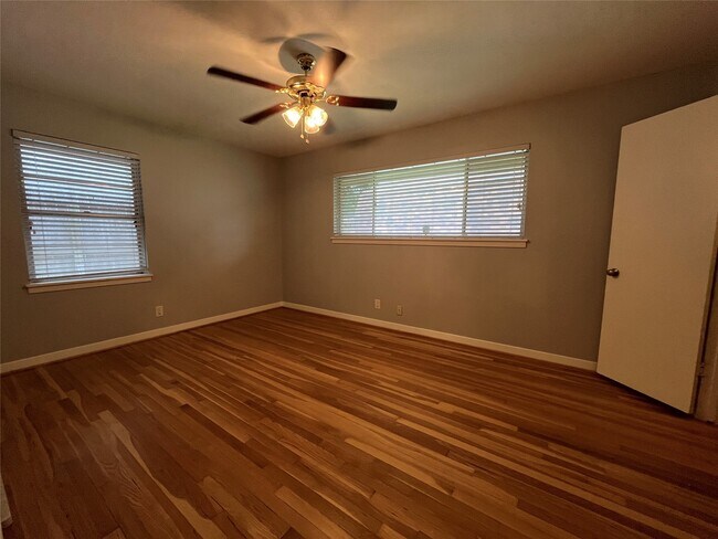 Building Photo - 1327 Moorhead Dr