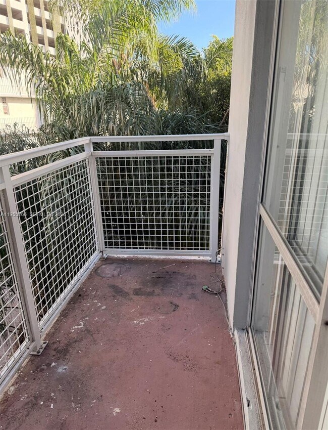 Building Photo - 1610 NW N River Dr