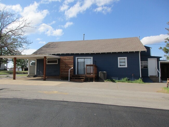 Building Photo - Recently renovated 2 or 3 bedroom with New kitchen
