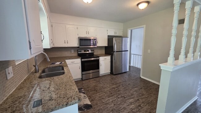 Building Photo - Welcome home to this beautiful Blue Spring...