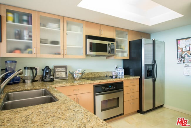 Building Photo - 13700 Marina Pointe Dr