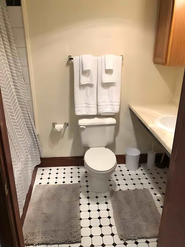 Building Photo - 402 W Dayton St